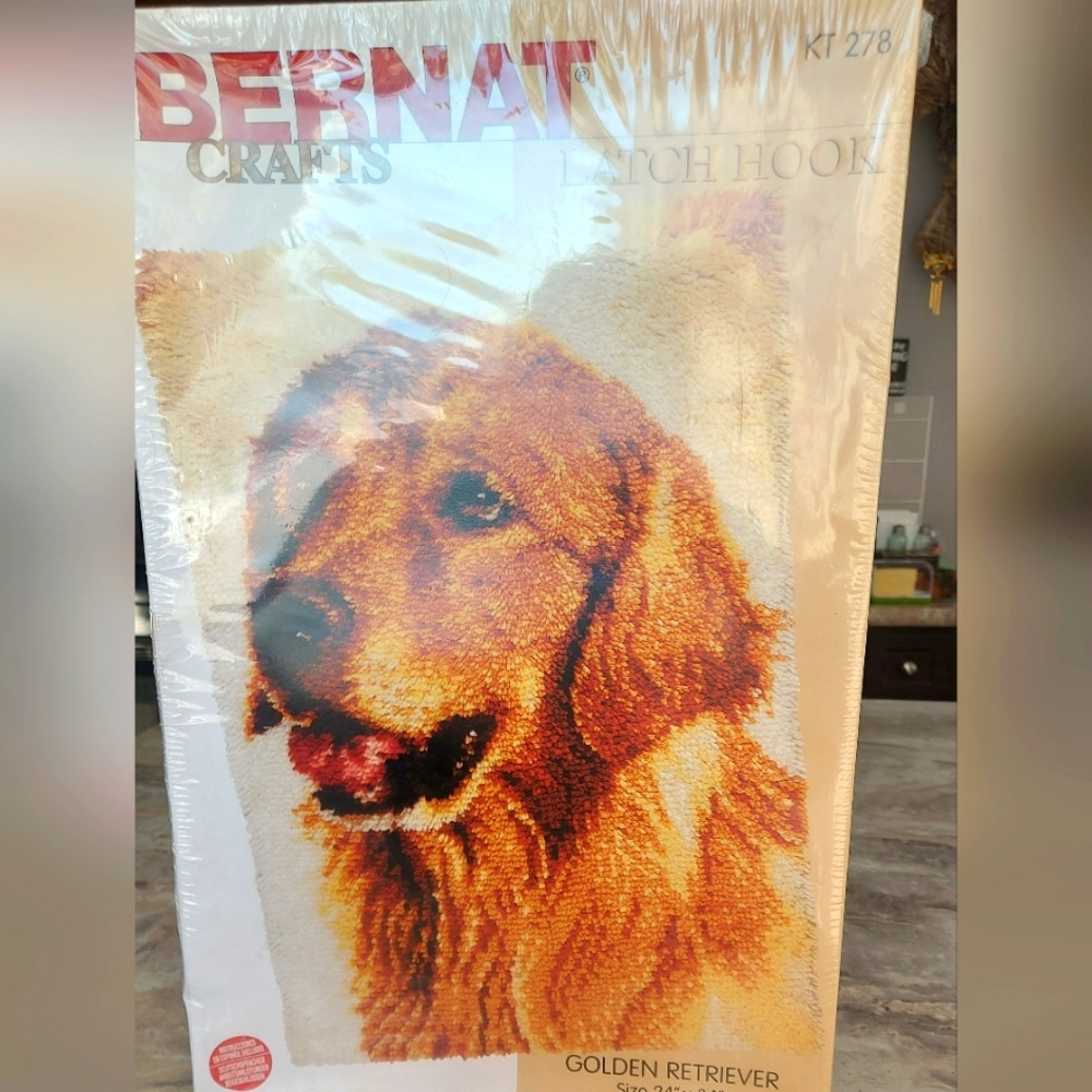 Bernat Crafts Golden Retriever Latch Hook Kit. New  size 24"×34"  .